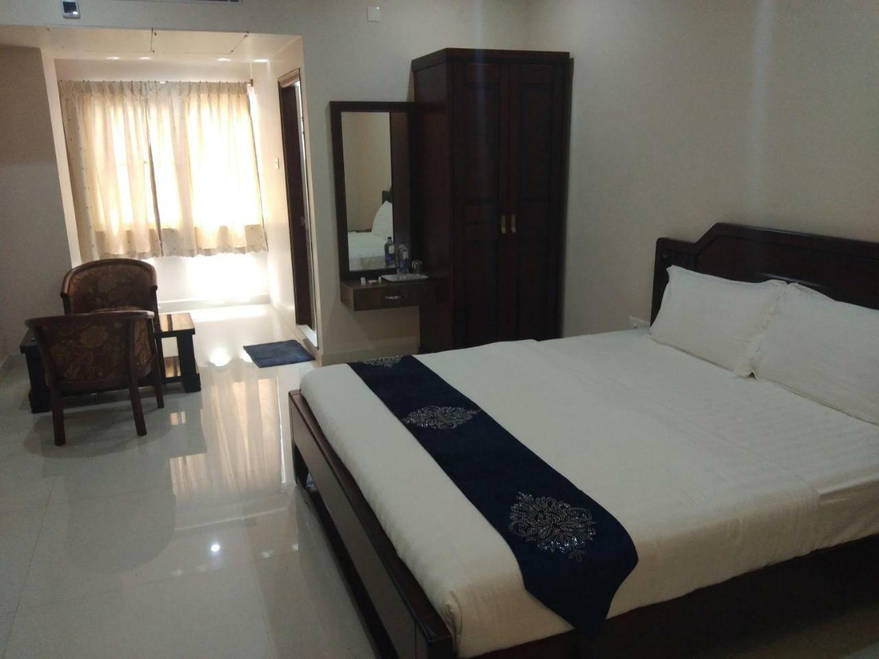 Jnr Grand Hotel Madanapalle Exterior foto