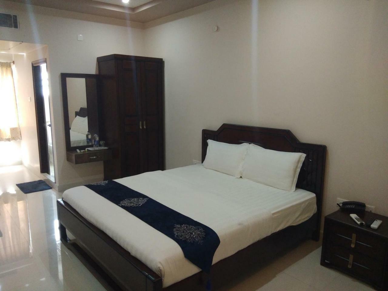 Jnr Grand Hotel Madanapalle Exterior foto