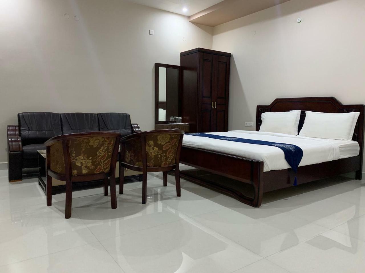 Jnr Grand Hotel Madanapalle Exterior foto